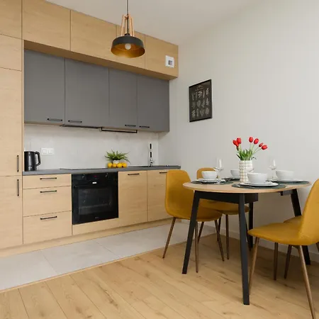 With Parking And Balcony In Mokotow By Renters شقة