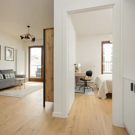 With Parking And Balcony In Mokotow By Renters شقة